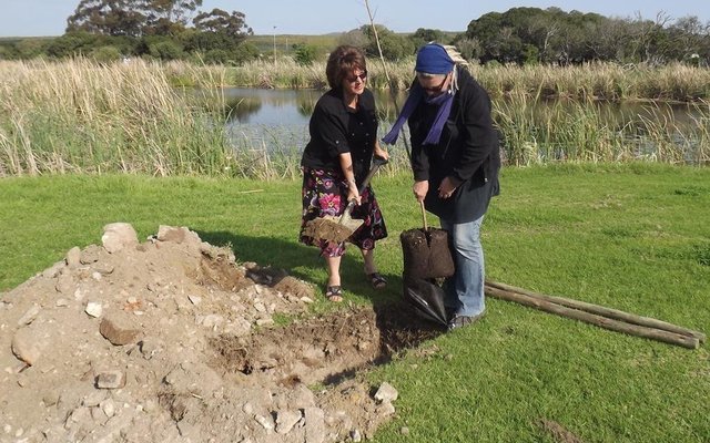 Stanford, met vlnr Petronella Ferreira en Maryanne Ward  